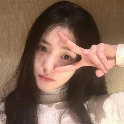 一个唱歌，另一个不唱歌